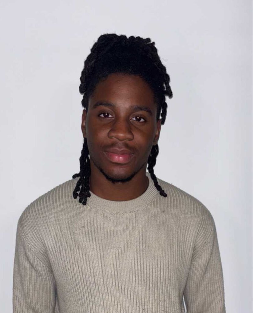 Koffi Eklou, stratège de marque et rédacteur spécialisé dans le secteur de la beauté de luxe à Genève, incarnant l'excellence et la rigueur du protocole GoldAura.