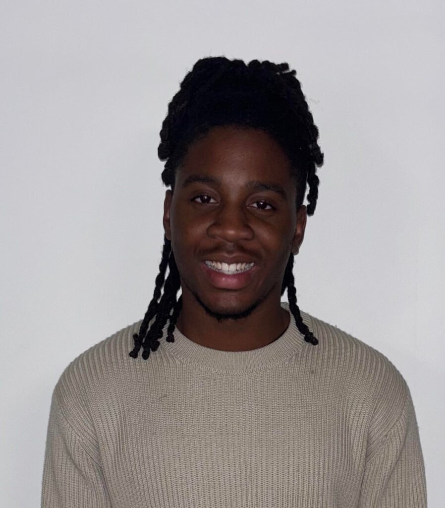 Koffi Eklou, fondateur de GoldAura, vous accueillant avec bienveillance pour transformer votre présence digitale grâce au site internet de luxe à Genève.