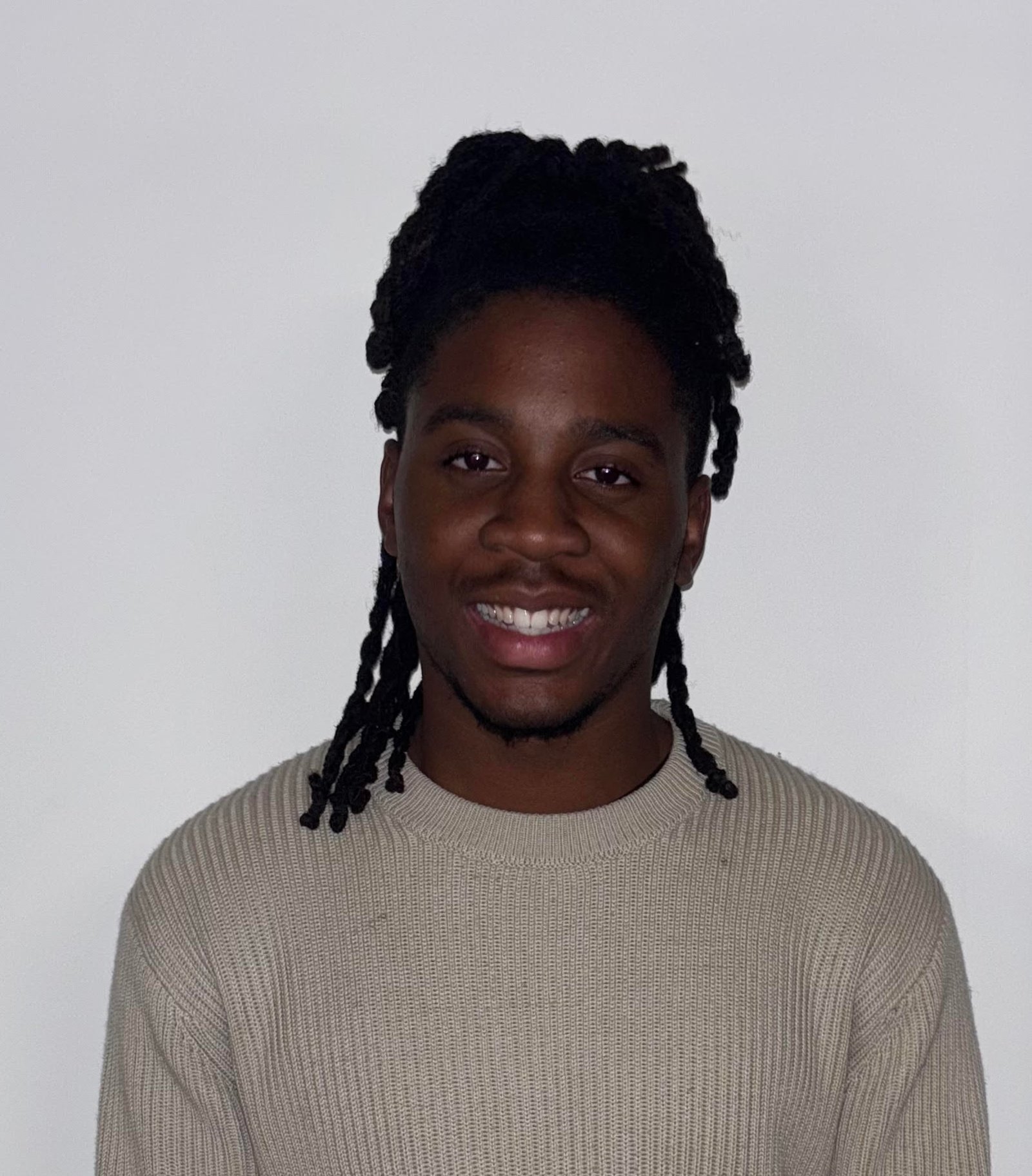 Koffi Eklou, fondateur de GoldAura, vous accueillant avec bienveillance pour transformer votre présence digitale grâce au site web de luxe à Genève.